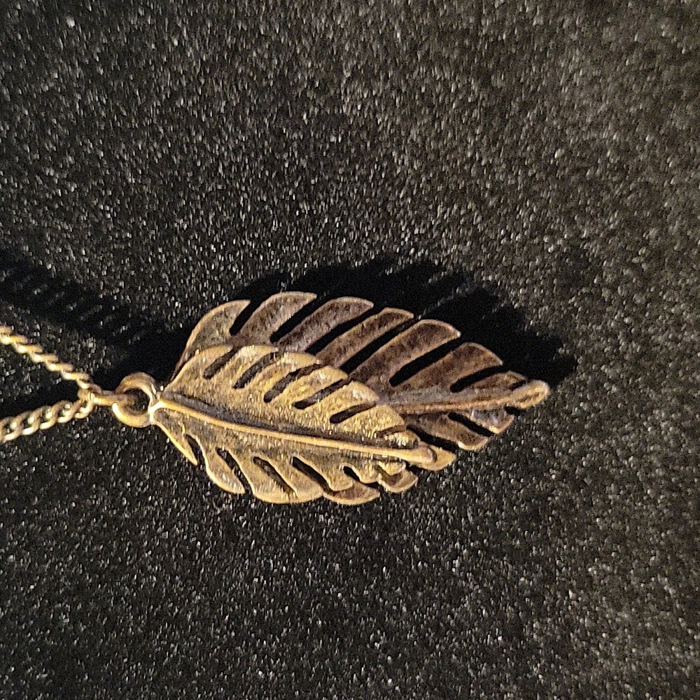 BRASS COLORED LEAF PENDANT NECKLACE NWOT